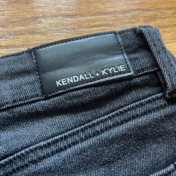 Kendall + Kylie Jean Shorts / 3/26 / The Hipster Short - Picture 7 of 8